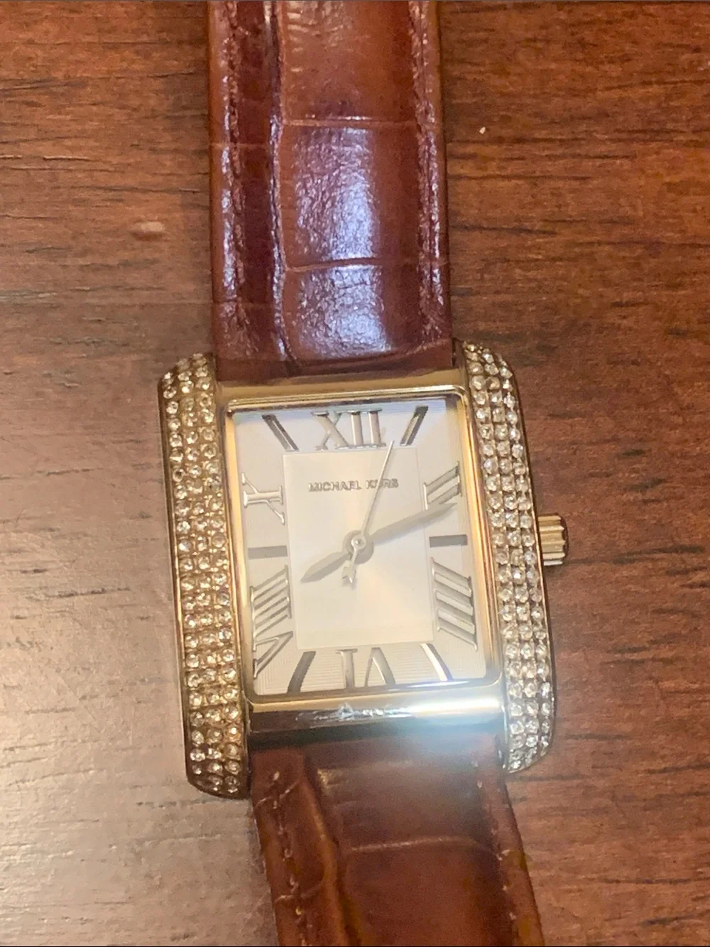 Absolutely stunning Michael Kors watch with Krystals and leather belt. Must !